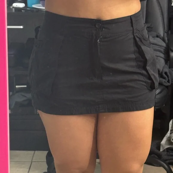 Forever 21 Black Mini Skirt with Sleek Design - Picture 3 of 3